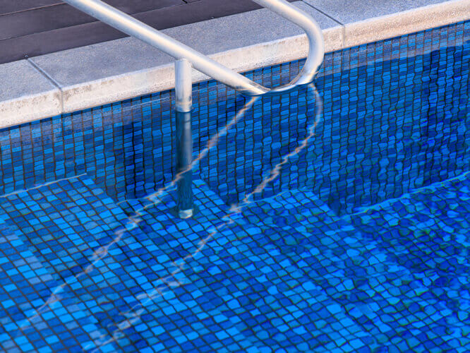 温水・プール施設のタイルを傷めない高圧洗浄