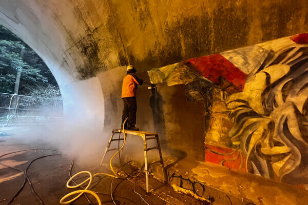 エコロビーム高圧洗浄でトンネル洗浄
