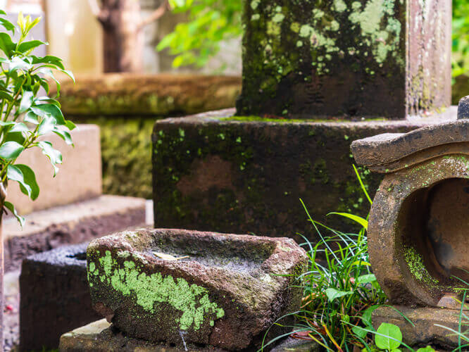 墓石に付着した苔を効率的に落とす高圧洗浄